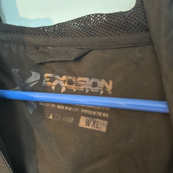 Excision Cropped Windbreaker - Picture 2 of 4